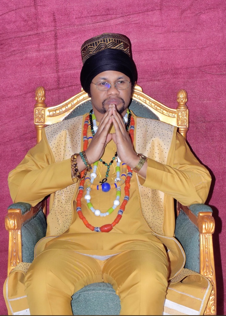 Sa Majesté Masambukidi Ier — Trône rouge
