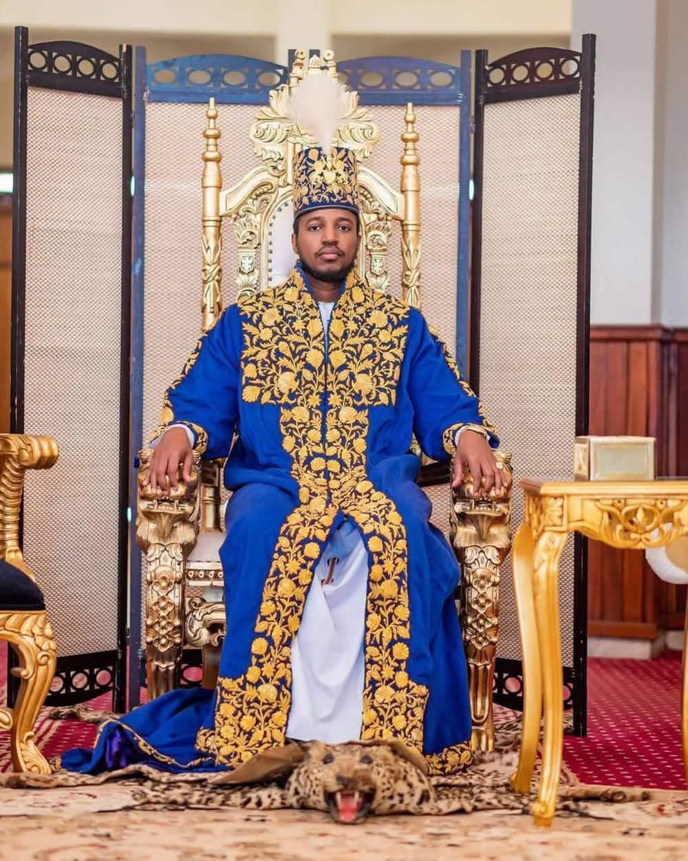 Omukama Oyo Nyimba Kabamba Iguru Rukidi IV, Roi du Royaume de Tooro, sur son trône
