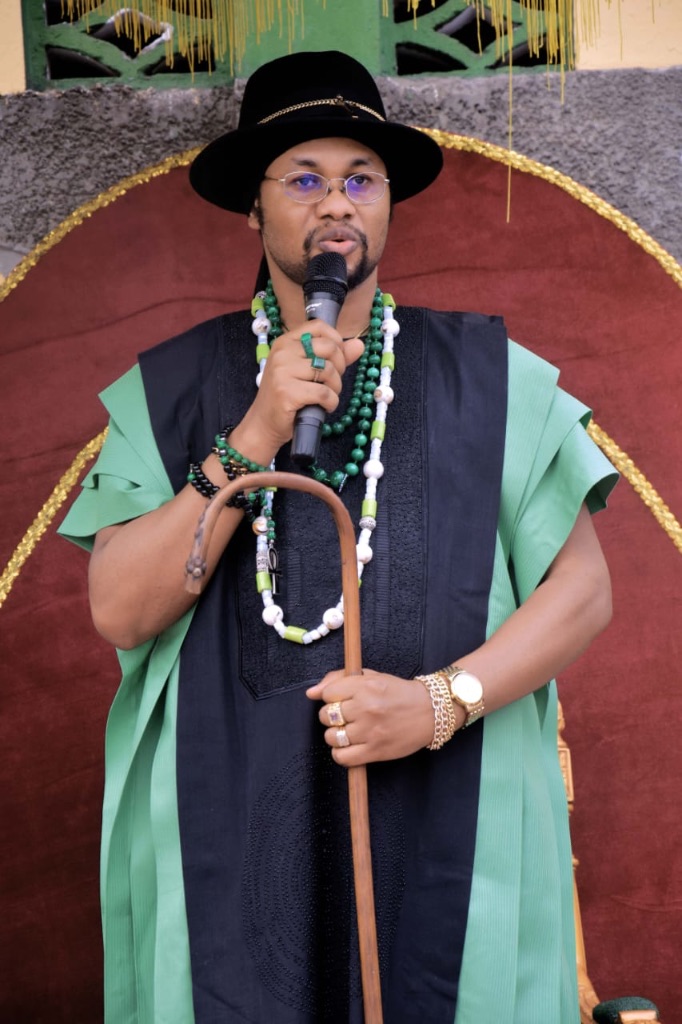 Sa Majesté Masambukidi Ier prêchant devant l'assemblée avec le sceptre en main
