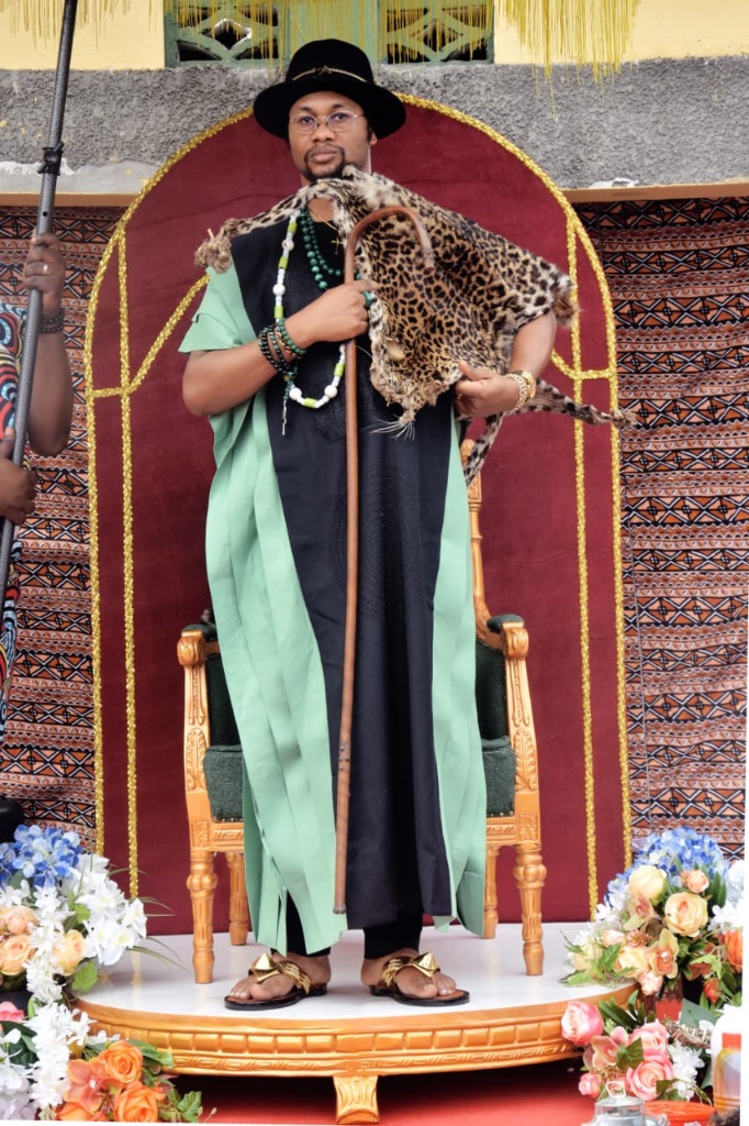 Sa Majesté Masambukidi Ier portant le sceptre royal et la peau de léopard — insigne de royauté