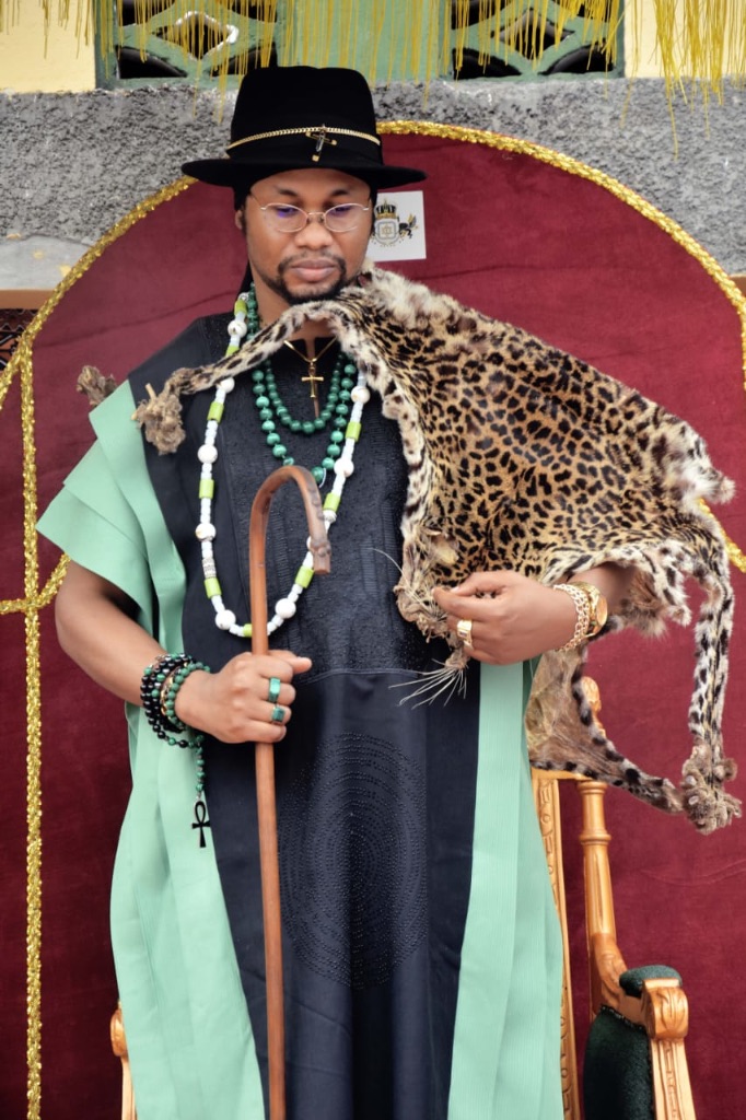 Sa Majesté Masambukidi Ier debout, tenant le sceptre et la parole sacrée — anniversaire royal 2026