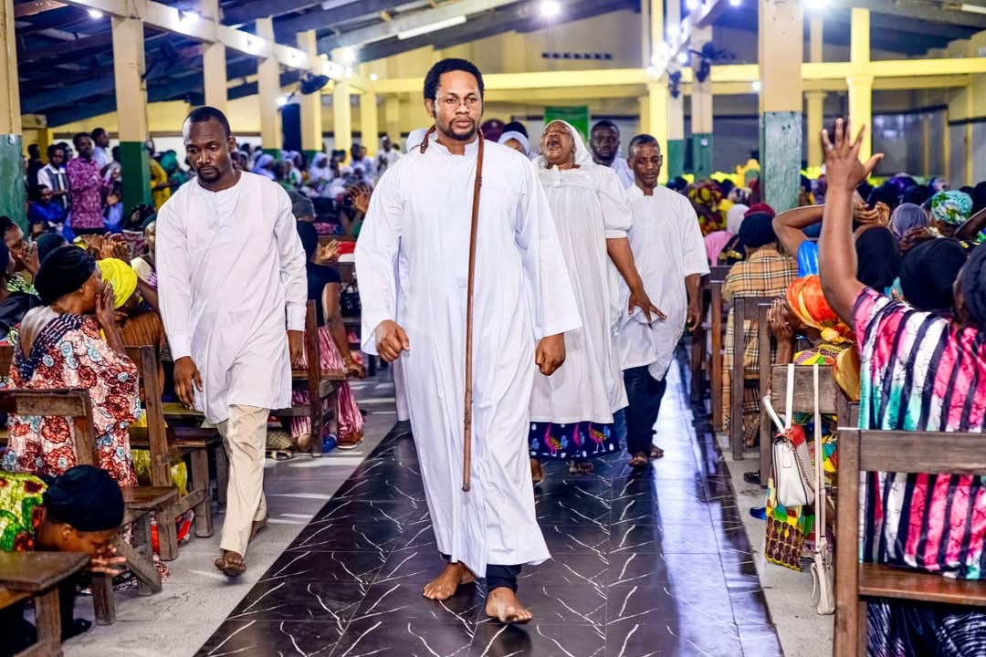 Sa Majesté Masambukidi Ier, vêtu de sa tenue de Ntumua, traverse l'assemblée lors de la cérémonie du 12 août 2026 à Kinshasa