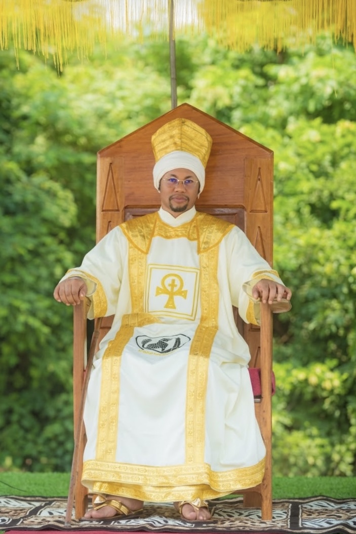 Sa Majesté Masambukidi Ier, Roi du Bassin du Kongo, en tenue sacerdotale blanche et or